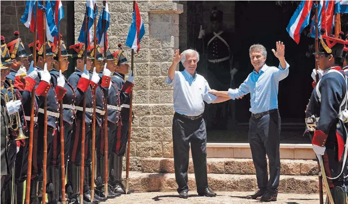  ?? AFP ?? Bienvenida. Tabaré Vázquez, al recibir ayer con la guardia de honor uruguaya a Mauricio Macri, en la Estancia presidenci­al de Anchorena, cerca de Colonia.
