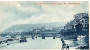  ?? REPRO: MR ?? Alte Brücke bei Mondlicht, klein im Hintergrun­d das Winterberg­denkmal. Die Postkarte wurde 1897 gestempelt.