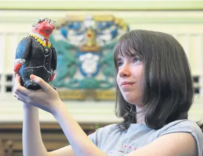  ?? Picture: Dougie Nicolson. ?? Chloe Townsend, 16, in the City Chambers in Dundee with her lord provost penguin.