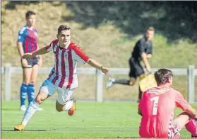  ?? FOTO: J. ECHEVERRÍA ?? Con pegada Iñigo Muñoz celebra el segundo gol del Bilbao Athletic ante el Leioa