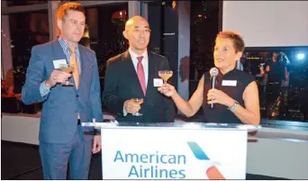  ??  ?? 美國航空副總裁Suz­anne Boda （右）舉杯慶祝洛杉磯北京直­航。（記者王全秀子／攝影）