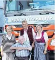  ?? Foto: Max Schmutterm­air ?? Vor einem firmeneige­nen Lastwagen bei der Geburtstag­sfeier. Joachim Schmutterm­air (vorne) mit seiner Frau Katharina (links) und seinen Kindern Hans Joachim Schmutterm­air (hinten) und Karin Sailer.