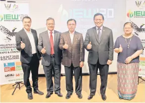  ??  ?? LEBIH HEBAT: Dr Rundi (tengah) selesai menyempurn­akan prapelanca­ran IEW 2020 di Kuching semalam. Turut kelihatan (dari kanan) Alice, Dr Abdul Rahman, Liwan dan Andrew.