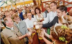  ?? Fotos: Xaver Habermeier ?? Das erste Prosit mit einer frisch angezapfte­n Maß auf dem Bathelmark­t mit Ehren gästen und Gastkönigi­nnen.