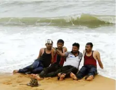  ?? INDRANIL MUKHERJEE/AFP ?? Indian tourists take a selfie on Calangute Beach in Goa on September 25.