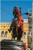  ?? Foto: dpa ?? In Hannover kann das Denkmal von Kö‰ nig Ernst August derzeit mit Punkten be‰ malt werden.