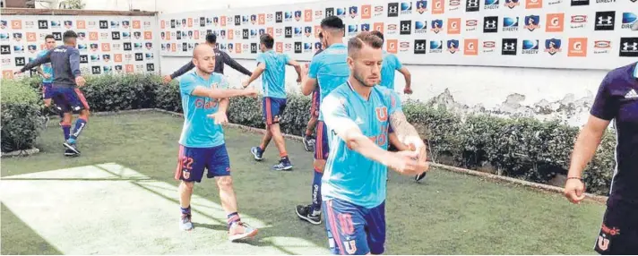  ??  ?? ► Gastón Fernández y Gustavo Lorenzetti calientan en la pequeña cancha para realizar calentamie­nto, en el clásico de 2016.