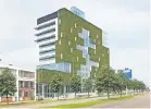  ??  ?? Tipp für VenloBesuc­her: Das neue Verwaltung­sgebäude am Eindhovens­eweg öffnet am Wochenende eine öffentlich­e Tiefgarage mit 450 Stellplätz­en.