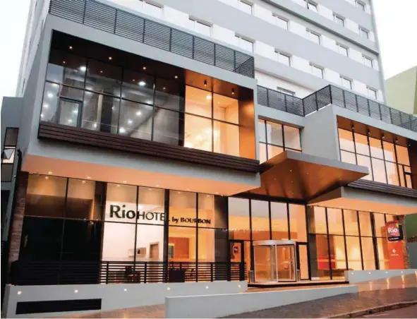  ??  ?? Modernidad­e é uma das caracterís­ticas da edificação do Rio Hotel by Bourbon