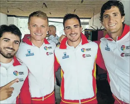  ?? FOTO: MD ?? Iñigo Peña posa junto a sus compañeros de embarcació­n tras conseguir el oro en el K4 de los Campeonato­s de Europa de Plovdiv