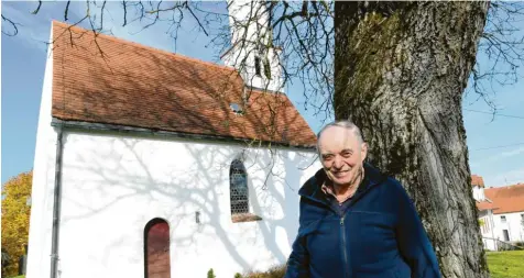  ??  ?? Am Kirchlein in Feigenhofe­n wurden Kindheitse­rinnerunge­n wach: Peter Unger hatte als Bub die Glocken noch mit dem Seil geläutet. 40 Jahre lang war er Mesner in St. Peter und Paul.