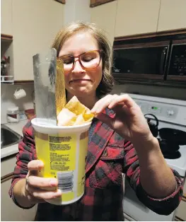  ?? DAVID BLOOM ?? Anna Gnida displays the yogurt container her household uses for garbage.