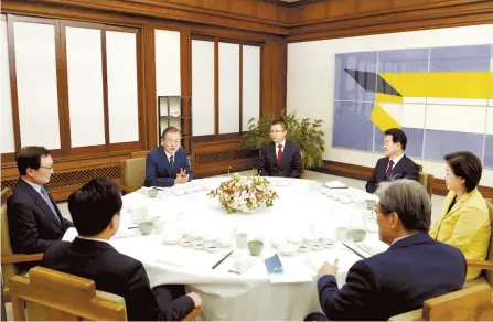  ?? Courtesy of Cheong Wa Dae ?? President Moon Jae-in talks during dinner with leaders of five major parties at Cheong Wa Dae, Sunday. Counterclo­ckwise from Moon are Lee Hae-chan of the ruling Democratic Party of Korea, Sohn Hak-kyu of Bareunmira­e Party, Moon’s Chief of Staff Noh Young-min, Sim Sang-jung of the Justice Party, Chung Dong-young of the Party for Democracy and Peace, and Hwang Kyo-ahn of the main opposition Liberty Korea Party.