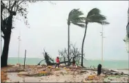  ??  ?? Personas observan los daños causados por el paso del devastador ciclón “María” en costas de la isla caribeña francesa de Guadalupe