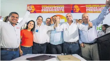  ?? ARCHIVO ?? El candidato a la Presidenci­a Germán Vargas Lleras, en compañía de varios miembros del Partido de La U.
