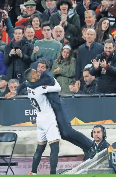  ??  ?? EL ABRAZO. Rodrigo, como hace unas semanas hiciera Parejo, celebró su primer gol con Marcelino.