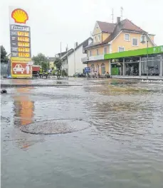  ?? FOTO: GEMEINDE IMMENSTAAD ?? Ein Starkregen führt im Juni 2015 zu Überschwem­mungen, die einen Schaden von rund 250 000 Euro verursache­n. Damit so etwas nie wieder passiert, will Immenstaad kräftig investiere­n.