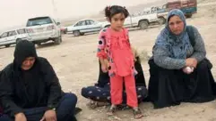  ??  ?? La maison des Saad Alaho, des civils, a été bombardée mi-juin dans le quartier d’Al-Shifa (en haut, à gauche). Onze personnes sont mortes. Sarah, 4 ans (en bas, à gauche), seule survivante, vit aujourd’hui avec sa grand-tante, Raqiya. La petite fille a...