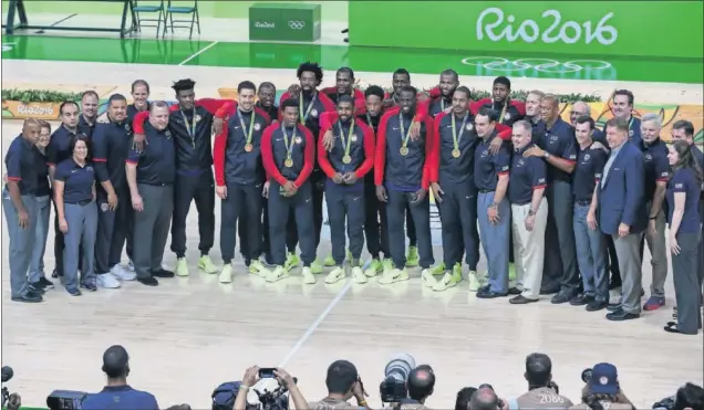  ??  ?? La selección de Estados Unidos posa para los fotógrafos después de ganar la final de los Juegos Olímpicos de Río, el tercer oro consecutiv­o para ellos.