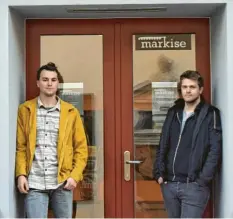  ?? Foto: Peter Urban ?? Diese Oettinger Künstler eröffnen Galerie und Atelier „Markise“im alten Foto-Fischer-Geschäft: Wolf J. Gruber (von links) und Stefan Seiler.
