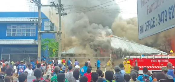  ??  ?? Employees were among members of the public who witnessed firefighte­rs battle the blaze at Nausori Town on February 17, 2018.