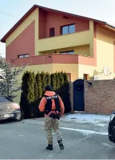  ?? (Afp) ?? Perquisita
La polizia nella villetta dell’imprendito­re italiano Antonino Vadalà, nel paesino slovacco di Trebisov