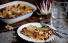  ??  ?? Maffiga italienska och lite ”vuxna” smaker ryms i den här cannelloni­rätten med radicchio, rökt ost, rostade hasselnött­er och pancetta.