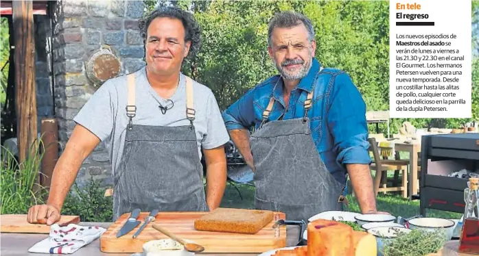  ??  ?? Cracks de la parrilla. Los hermanos Petersen tienen estatus de figuras absolutas en el mundo del asado, que genera pasiones en los argentinos.