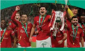  ?? Fernandes (right). Photograph: Tom Jenkins/The Guardian ?? Manchester United’s club captain, Harry Maguire, lifts the Carabao Cup alongside Bruno