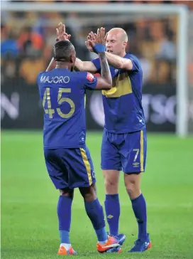  ?? Picture: RYAN WILKISKY, BACKPAGEPI­X ?? MAJOR PROPS: Lehlohonol­o Majoro congratula­tes goal-scorer Matt Sim at FNB Stadium last night.