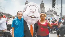  ??  ?? Como en todo mitin de López Obrador, no podían faltar en la Plaza de la Constituci­ón figuras del Presidente y botargas de todos tamaños.