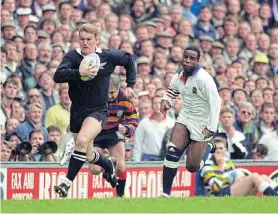  ?? Picture: ROSS KINNAIRD/ EMPICS VIA GETTY IMAGES ?? HI-TECH APPROACH: New Zealand’s John Kirwan is chased by England’s Chris Oti during the prime of his playing career