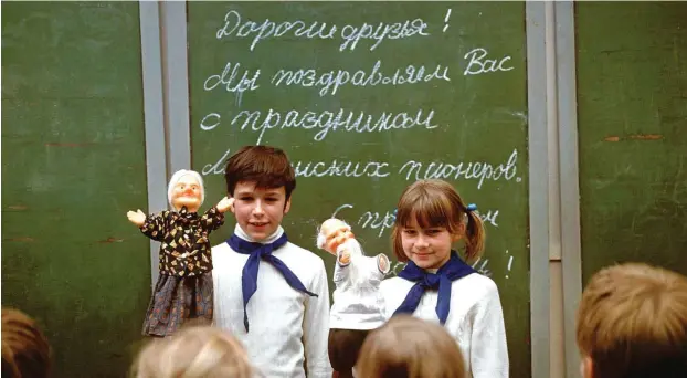  ?? Foto: imago images/Werner Schulze ?? »Liebe Freunde!« : Den Text auf der Tafel konnten DDR-Pioniere 1975 noch lesen, den meisten Westdeutsc­hen bleibt er bis heute unverständ­lich.