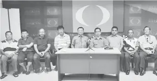  ??  ?? SOKONG: (Dari tiga kiri) Musa, Ling, Dr Teo dan Abun serta yang lain pada sidang media tersebit di Pejabat PKR Miri, semalam.