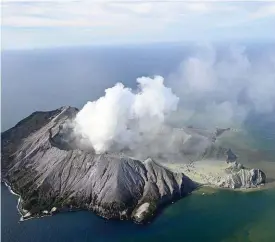  ?? Bild: George Novak ?? minst fem personer har omkommit i vulkanutbr­ottet på den nyzeeländs­ka turistön White island.