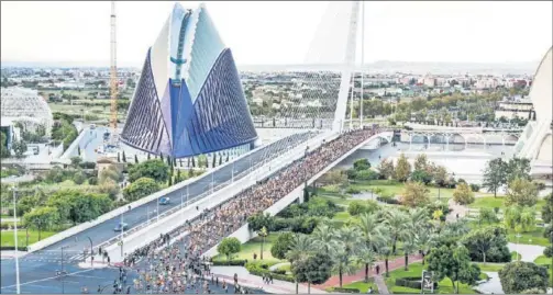  ??  ?? Imagen aérea del Medio Maratón de Valencia en la edición de 2018 a su paso por el puente de la Ciudad de las Artes y las Ciencias.