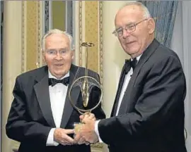  ?? NICHOLAS ROBERTS / AFP ?? Moore (derecha), recibe un premio de Robert Galvin (Motorola)
