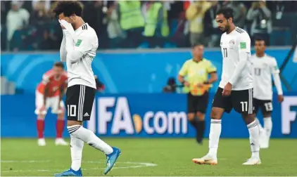  ?? GIUSEPPE CACACE AGENCE FRANCE-PRESSE ?? Le joueur égyptien Mohamed Salah (à gauche) réagit à la défaite à la suite du match contre la Russie.