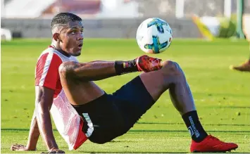  ?? Foto: Klaus Rainer Krieger ?? Der Ball ist sein Freund: Sergio Cordóva hat sich im Trainingsl­ager auf Teneriffa wohlgefühl­t. Seine Chancen auf einen Startelf einsatz sind gestiegen.