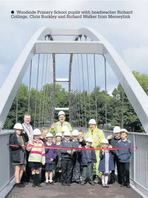  ??  ?? Woodside Primary School pupils with headteache­r Richard Collings, Chris Buckley and Richard Walker from Merseylink