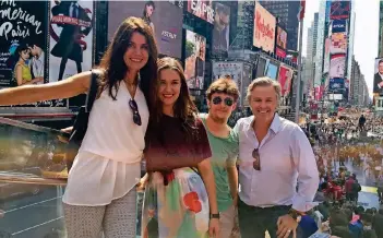  ?? FOTO: TIMOTHY PEACH ?? Die ganze Familie in New York, wo die Tochter lebt und an der American Academy of Dramatic Arts studiert: Nicola Tiggeler, Tiffany, Nelson und Timothy Peach (v.l.).