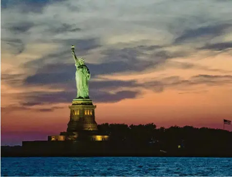  ?? Foto: Kostas Lymperopou­los, dpa ?? Die Freiheitss­tatue auf Liberty Island im New Yorker Hafen stellt Libertas, die römische Göttin der Freiheit, dar. Doch freien Reiseverke­hr in die USA gab es seit März ver‰ gangenen Jahres nicht mehr.