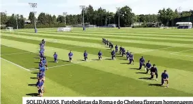  ??  ?? SOLIDÁRIOS. Futebolist­as da Roma e do Chelsea fizeram homenagem