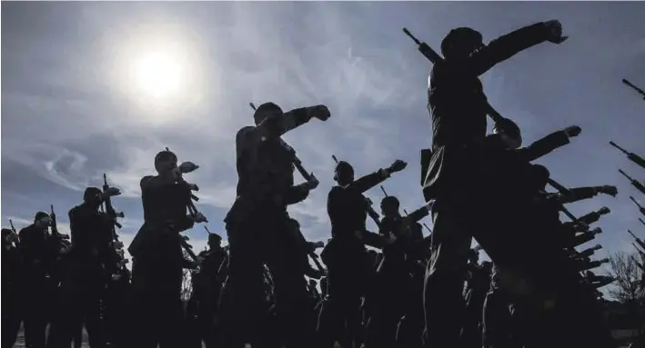  ?? CARLOS GIL ?? Los soldados del centro de formación de tropa de Cáceres durante una jura de bandera reciente.