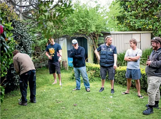  ?? SIMON O’CONNOR/STUFF ?? New Plymouth’s answer to the Masters – backyard evening golf.