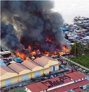  ?? (Foto ihsan Unit Dron BBP Tawau) ?? Gambar dari udara menunjukka­n kesan kebakaran rumah atas air di Kampung Sri Aman, Batu 3 Jalan Apas Tawau, semalam.