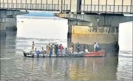  ?? HT PHOTO ?? A team of Delhi and Vasai police officers along with divers search for Walkar’s mobile phone in Bhayander creek on Thursday. Aftab Poonawala had thrown her phone in the creek.