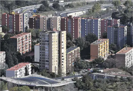  ?? Ferran Nadeu ?? Pisos en construcci­ón (en la parte inferior de la imagen) en el distrito barcelonés de Nou Barris.
