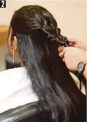  ??  ?? BUAT lubang di bahagian atas yang diikat dan masukkan rambut bahagian bawah ke dalamnya dan ulang sehingga rambut membentuk pintalan. Dalam masa sama, lurutkan ikatan ke bawah secara perlahan-lahan.