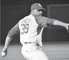  ??  ?? Luis Ramos realiza un lanzamient­o durante el partido ante los Tigres de Hatillo.